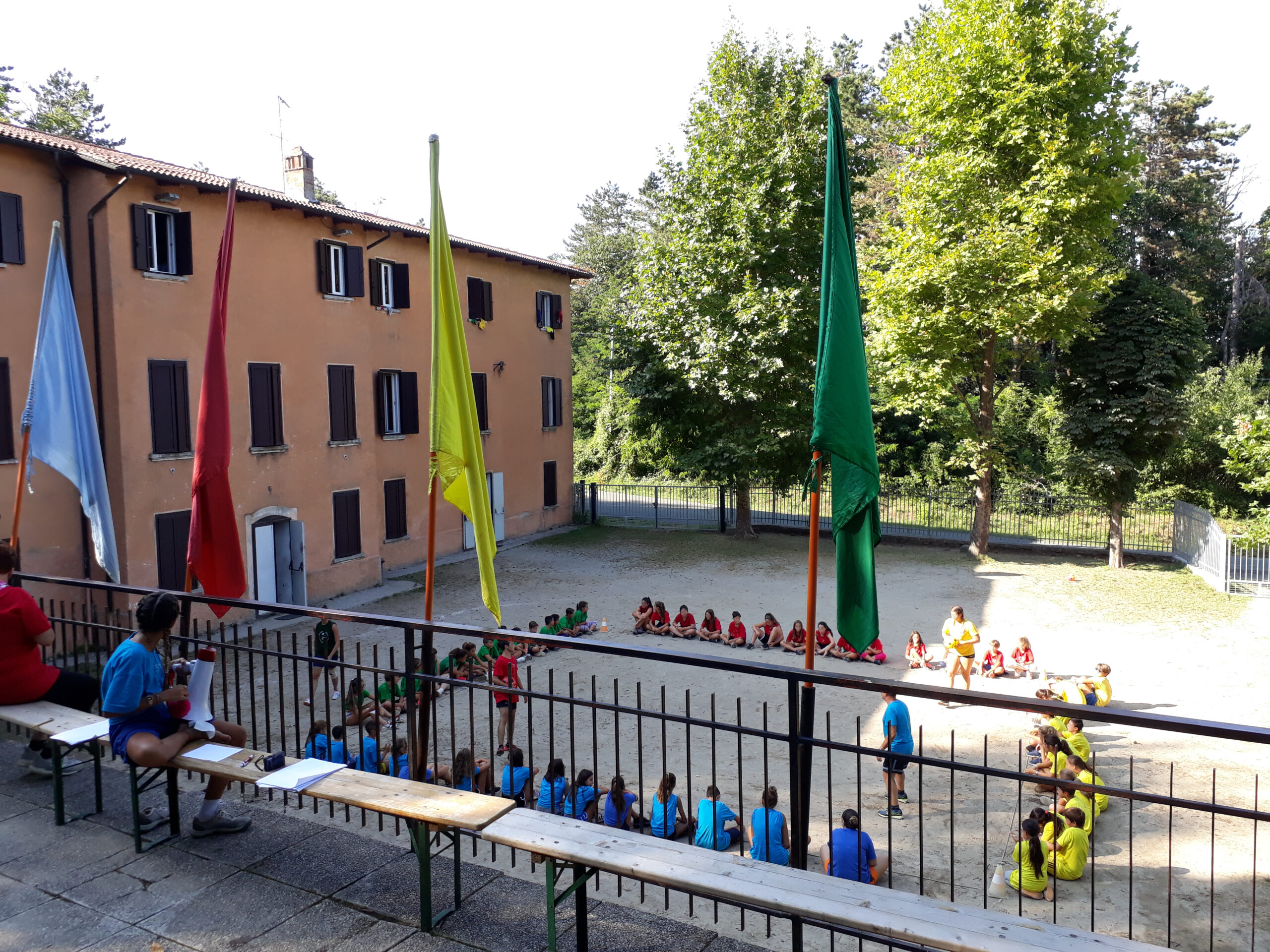 Foto casa di Loiano con ragazzi che giocano nel cortile