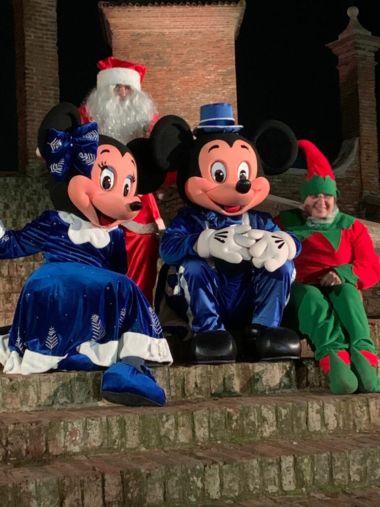 Fotografia di: Babbo Natale, Elfi, Minnie e Topolino, sui Trepponti di Comacchio